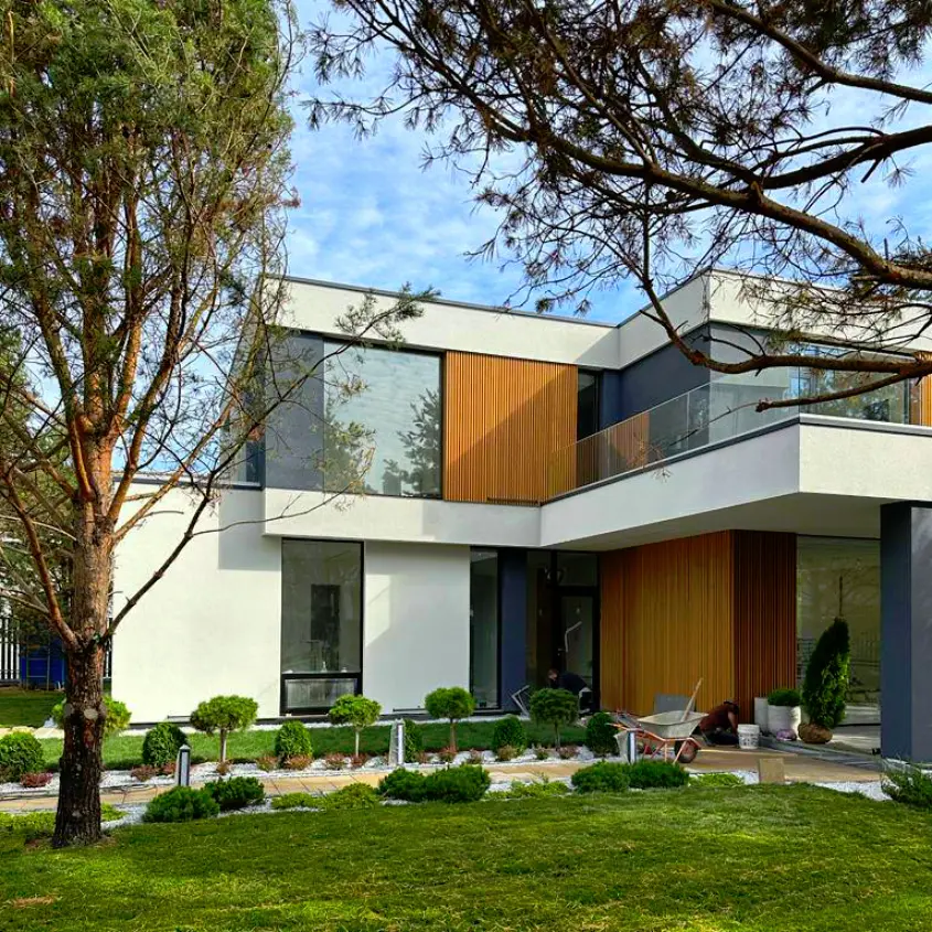 Фото 2 стальная рейка Орех Миланский 3D Принтек на фасаде