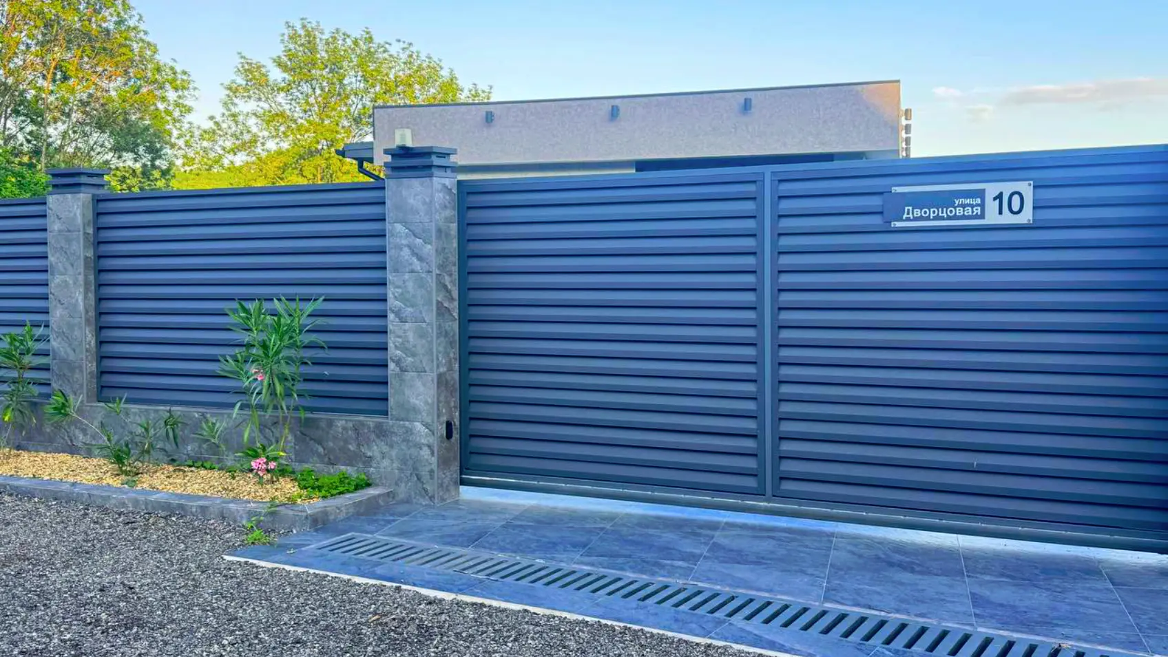 Фото двусторонний забор Реснички 7024 МАТТЕ Серый Графит матовый