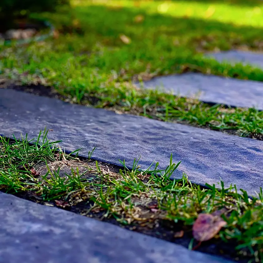 Фото 2 пошаговая плитка Stone Черный Сланец на садовой дорожке