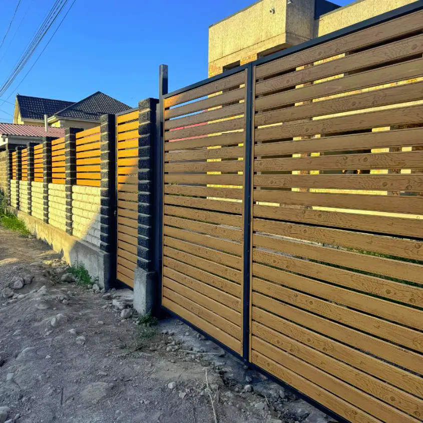 Фото 1 Металлопланкен Светлый Дуб 3D Принтек на заборе ранчо